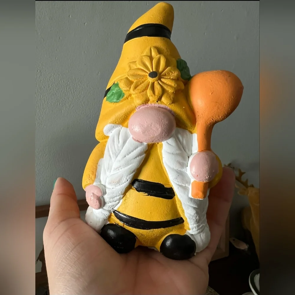 Set of 2 Decorative Bee Gnome Figurines, Resin Ornaments for Garden/Home. - Picture 2 of 4